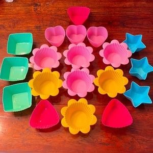 19 silicone bakeware pieces